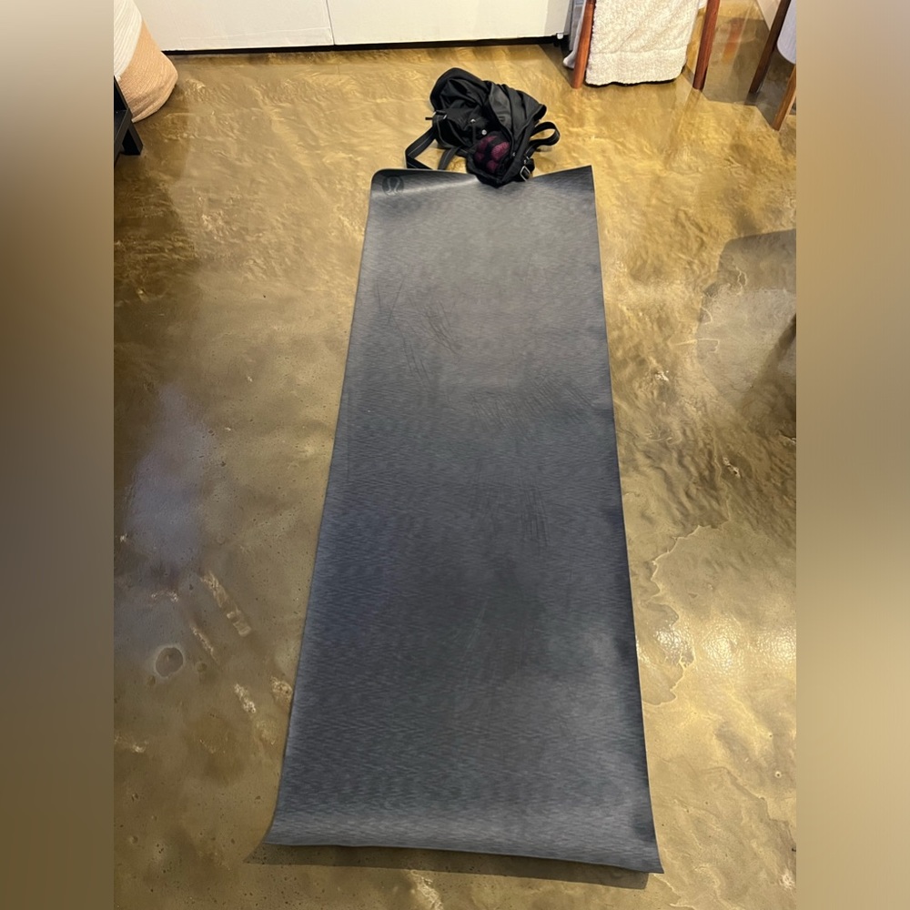 Gray heathered Lululemon yoga mat